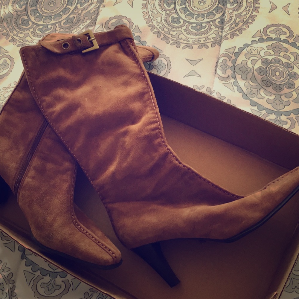 Tan zip up boots, medium heel